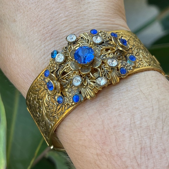 Vintage blue crystal glass etched gold tone wide hinged cuff bangle bracelet - Picture 3 of 6
